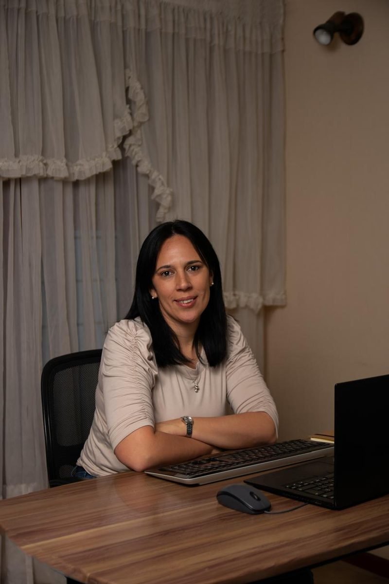 Paulina Mariela, Contadora Pública, en su escritorio